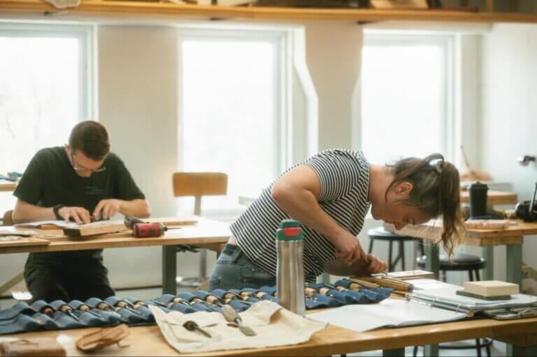 Étudiant·es dans le cours Motifs tournés sculptés | Photo par Marion Desjardins